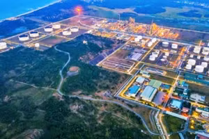 Nhà máy lọc dầu Dung Quất đang vận hành công suất cao nhằm tăng nguồn cung xăng dầu cho thị trường nội địa.