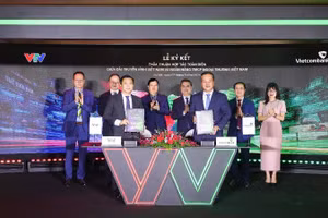 Ông Đỗ Thanh Hải - Phó Bí thư thường trực Đảng ủy, Phó Tổng Giám đốc thường trực VTV (bên trái) và ông Nguyễn Việt Cường - Phó Tổng Giám đốc Vietcombank (bên phải) đại diện hai đơn vị hoàn thành nghi thức ký kết hợp tác toàn diện trước sự chứng kiến của các đại biểu.
