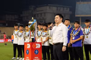 Chủ tịch Hà Nội FC Đỗ Vinh Quang vinh danh thành tích vô địch của U15.