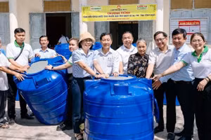 Bà con vùng ven biển xã Ba Tri, xã An Hiệp (Vĩnh Long) được FE CREDIT hỗ trợ bồn chứa nước sạch ứng phó mùa hạn mặn.