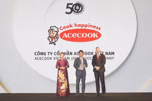 Đại diện Acecook Việt Nam nhận giải Top 50 doanh nghiệp phát triển bền vững tiêu biểu tại Việt Nam.