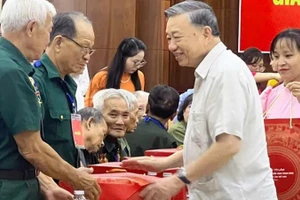 Tổng Bí thư Tô Lâm thăm hỏi và tặng quà các mẹ Việt Nam anh hùng, các gia đình chính sách tiêu biểu tỉnh Đồng Tháp. (Ảnh: TÍN HUY)