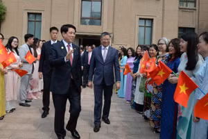 Chủ tịch nước gặp gỡ cán bộ nhân viên Đại sứ quán và cộng đồng người Việt Nam tại Trung Quốc. (Ảnh: HỮU HƯNG)