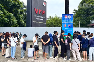 [Ảnh] Người hâm mộ xếp hàng nhiều giờ mua vé xem Đội tuyển Việt Nam đấu với Campuchia
