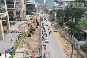 Tình trạng thi công kéo dài khiến giao thông trên tuyến đường Nguyễn Tuân thường xuyên bị thu hẹp, ùn ứ cục bộ vào giờ cao điểm.