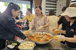 Người dân phường Nam Đông Hà, tỉnh Quảng Trị chuẩn bị suất ăn hỗ trợ bà con vùng lũ. (Ảnh: ĐĂNG ĐỨC)