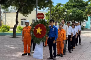 Đại diện Ban Lãnh đạo cùng tập thể cán bộ công nhân viên Nhà máy dâng hương, dâng hoa tại Đài tưởng niệm anh hùng liệt sĩ xã Vĩnh Hảo (Lâm Đồng).