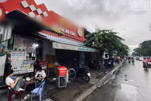 Cửa hàng bánh mì trên đường Nguyễn Thái Sơn đã tạm dừng hoạt động phục vụ công tác kiểm tra an toàn thực phẩm.