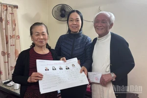 [Ảnh] Hà Nội: Đến từng nhà trao thẻ cử tri cho người dân