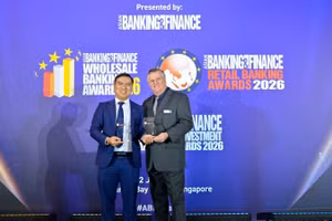 Ông Đàm Thế Thái, Phó Tổng Giám đốc HDBank - đại diện HDBank nhận giải “Ngân hàng Bán lẻ của năm” và giải “Ngân hàng SME của năm” vào ngày 2/7/2026, tại Singapore.