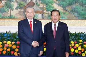 Tổng Bí thư Tô Lâm và Chủ tịch Đảng Nhân dân Campuchia Hun Sen. (Ảnh: TTXVN)