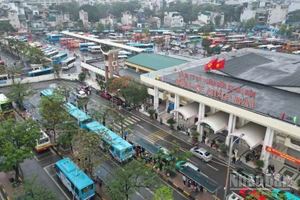 [Ảnh] Người dân nhộn nhịp trở lại Thủ đô trong mưa xuân mùng 6 Tết