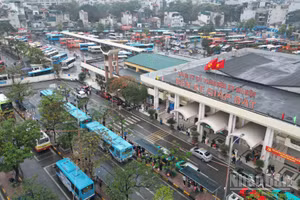 [Ảnh] Người dân nhộn nhịp trở lại Thủ đô trong mưa xuân mùng 6 Tết