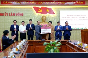 Agribank trao bảng tượng trưng tặng 5 tỷ đồng hỗ trợ xây dựng trường mầm non Tà Hine tại tỉnh Lâm Đồng.