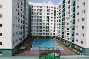 Nhiều người thu nhập thấp ở các đô thị có nhu cầu mua nhà ở xã hội. (Ảnh: MINH THÀNH)