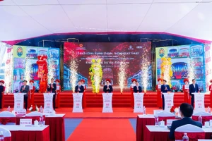 Các đại biểu bấm nút khởi công khu đô thị nhà ở thấp tầng ANmaison tại Hải Phòng.