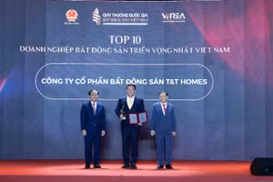 Ông Hoàng Việt Cường - Tổng Giám đốc T&T Homes nhận giải thưởng Top 10 doanh nghiệp bất động sản triển vọng nhất Việt Nam.
