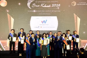 Bà Nguyễn Thị Thu Phương - Phó Giám đốc Trung tâm Phát triển sản phẩm, Khối Ngân hàng Bán lẻ đại diện VietinBank nhận Giải thưởng Sao Khuê 2026.