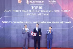Đại diện ROX iPark nhận giải thưởng Doanh nghiệp phát triển bất động sản công nghiệp hàng đầu Việt Nam.
