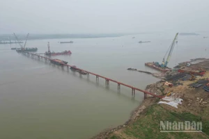 [Ảnh] Đẩy mạnh tiến độ xây dựng cầu Thượng Cát, từng bước hoàn thiện hạ tầng giao thông phía bắc Thủ đô