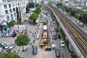 [Ảnh] Hà Nội: Thi công cống thoát nước, giao thông đường Nguyễn Trãi gặp khó khăn