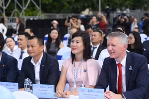 Đại diện Prudential Việt Nam tham dự sự kiện có ông Conor M. O’Neill – Phó Tổng Giám đốc Tài chính, bà Lê Hương Ly – Phó Tổng Giám đốc Pháp lý, Truyền thông & Đối ngoại, cùng ông Phùng Bá Khang – Phó Tổng Giám đốc Khách hàng, Tiếp thị và Sản phẩm.