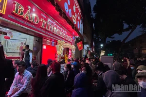 [Ảnh] Người dân đội mưa xếp hàng từ sáng sớm để mua vàng trong Ngày vía Thần tài