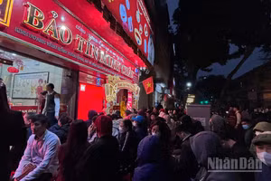 [Ảnh] Người dân đội mưa xếp hàng từ sáng sớm để mua vàng trong Ngày vía Thần tài