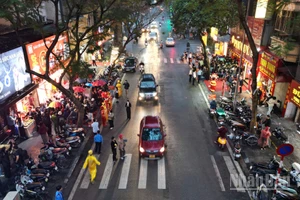 Người dân xếp hàng mua vàng nhân ngày vía Thần Tài. Ảnh: Thùy Linh