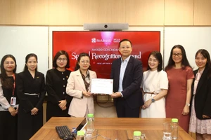 Đại diện SeABank nhận giải thưởng Special Recognition Award 2024-2025 từ Wells Fargo
