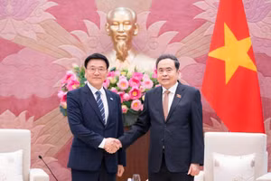 Chủ tịch Quốc hội Trần Thanh Mẫn đã tiếp Đoàn đại biểu Viện nghiên cứu kinh tế Kimhakmin E-roun (Hàn Quốc) do Giám đốc viện, Giáo sư Kim Hak-min dẫn đầu đang có chuyến thăm, làm việc tại Việt Nam.