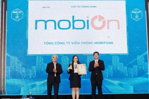 Đại diện MobiFone nhận giải thưởng