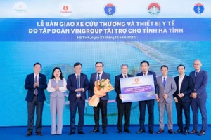 Tập đoàn Vingroup trao tặng 15 xe cấp cứu và thiết bị y tế cho tỉnh Hà Tĩnh.