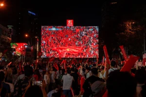 Dưới màn hình LED khổng lồ tại đại lộ Lê Lợi, Bia Saigon đã gắn kết hàng triệu con tim cùng hòa chung niềm tự hào và tình yêu bóng đá Việt Nam.