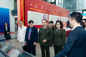 Thượng tướng Trần Quốc Tỏ và các đại biểu tham quan gian hàng MobiFone