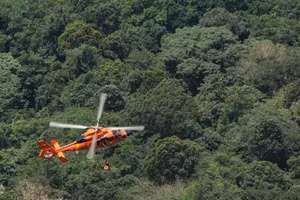 Trực thăng cứu hộ tìm kiếm thi thể các nạn nhân vụ tai nạn máy bay ATR 42-500 trên núi Bulusaraung thuộc đảo Sulawesi, ngày 23/1/2026. 