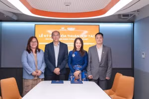 Bà Nguyễn Hiền Phương, Tổng giám đốc Vietnamobile (ở giữa bên phải) tại lễ ký kết hợp tác cùng Ông Nitipong Boon-Long, Phó Chủ tịch kiêm Giám đốc khu vực Châu Á - Thái Bình Dương (ở giữa bên trái). Ảnh: Vietnamobile