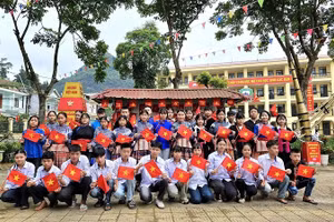 Niềm vui của học sinh Trường phổ thông dân tộc nội trú trung học cơ sở và trung học phổ thông Bắc Hà (tỉnh Lào Cai) trong dịp kỷ niệm 80 năm Cách mạng Tháng Tám thành công và Quốc khánh 2/9.