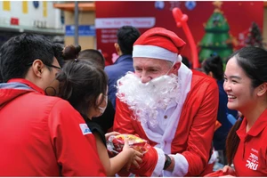 Ông Conor Martin O'Neill, Phó Tổng Giám đốc Tài chính Prudential Việt Nam hóa trang thành ông già Noel mang những phần quà ý nghĩa và niềm vui trong mùa Giáng sinh này.