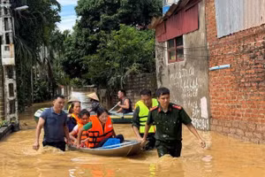 Lực lượng Công an tỉnh Bắc Ninh hỗ trợ đưa người dân ra khỏi vùng ngập lụt. (Ảnh: PHẠM CÔNG)