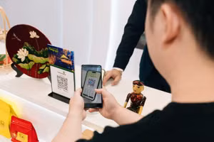 Khách hàng trải nghiệm thanh toán QR xuyên biên giới.