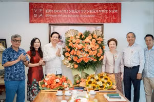 Đại diện Ban chấp hành Hội Doanh nhân Tư nhân Việt Nam tặng hoa chúc mừng bà Nguyễn Thị Nga.