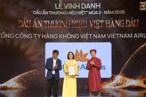 Bà Ngô Thị Thu Hiền, Phó Giám đốc Chi nhánh Vietnam Airlines, đại diện Vietnam Airlines nhận giải “Dấu ấn Thương hiệu Việt Hàng đầu” tại Lễ trao giải Made by Vietnam 2026 do HTV tổ chức. (Nguồn: Vietnam Airlines)