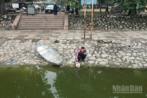 [Ảnh] Hà Nội: Người dân thả cá chép văn minh, không xả túi nylon trong ngày tiễn ông Công, ông Táo