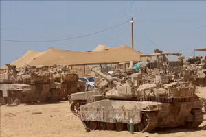 Xe quân sự Israel được triển khai gần biên giới với Dải Gaza. (Ảnh: THX/TTXVN)