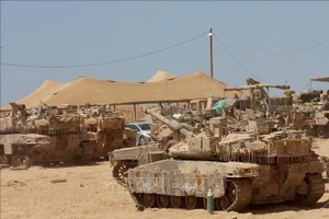 Xe quân sự Israel được triển khai gần biên giới với Dải Gaza. (Ảnh: THX/TTXVN)