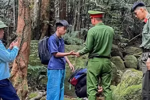 Lực lượng chức năng động viên, ổn định tâm lý du khách khi được giải cứu.