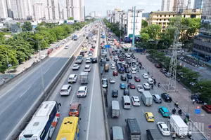 [Ảnh] Hà Nội: Người dân hối hả về quê, các cửa ngõ ùn ứ kéo dài trước kỳ nghỉ lễ 30/4-1/5