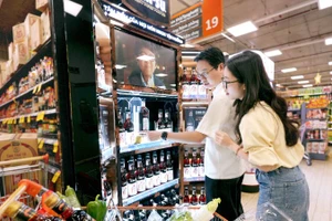 Người tiêu dùng mua sắm sản phẩm Masan Consummer - Nước mắm Chinsu ủ chượp 365 ngày.