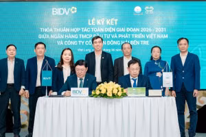 Phó Tổng Giám đốc BIDV Đoàn Việt Nam và Tổng Giám đốc DOHACO Lê Bá Phương đại diện hai đơn vị ký kết thỏa thuận